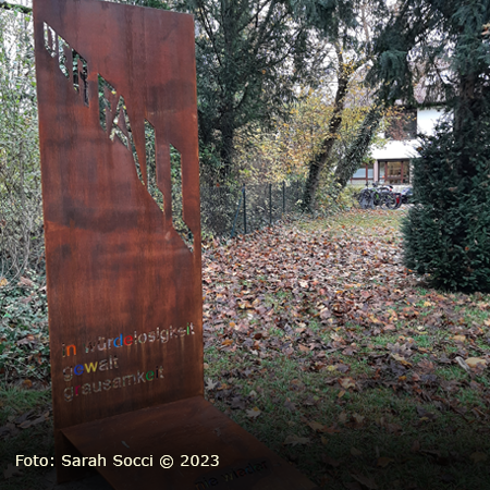 "Nie wieder" - Gedenkstele vor ehemaligem Kinderheim