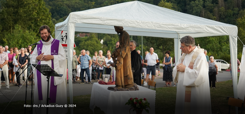 Trauer um abgebrannte Kirche in Widdern